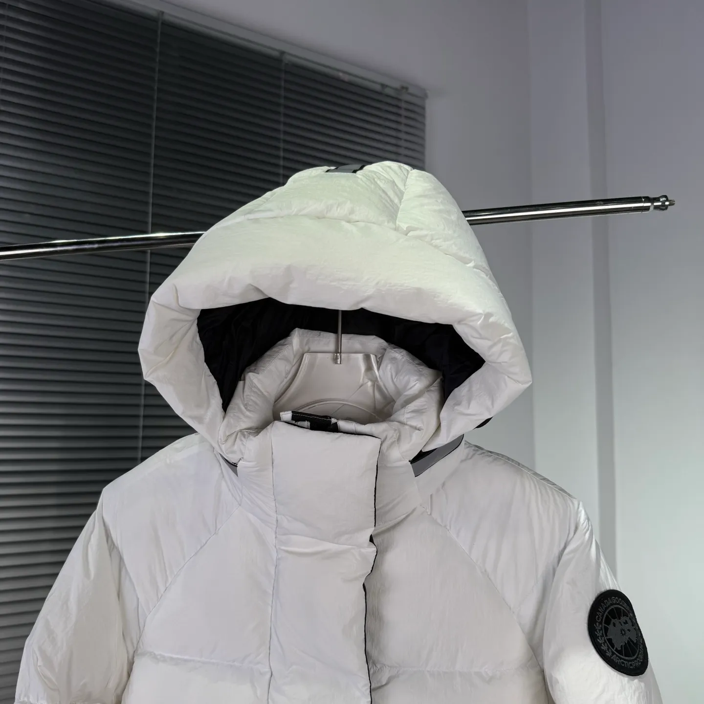 P880 High-end quality 𝑪𝒂𝒏𝒂𝒅𝒂 𝑮𝒐𝒐𝒔𝒆｜Canada Goose Black Label Street Sewing Logo Label Short Down Jacket/Ouyang Nana Generation / Unisex Style 𝗦𝗶𝘇𝗲：𝗫𝗦 𝗦 𝗠 𝗟 𝗫𝗟 𝗫𝗫𝗟 Product color: black, pure white, off-white, cherry blossom pink, green, brown, Coding: 𝟬𝟬𝟬𝟲𝟭𝟬𝗖